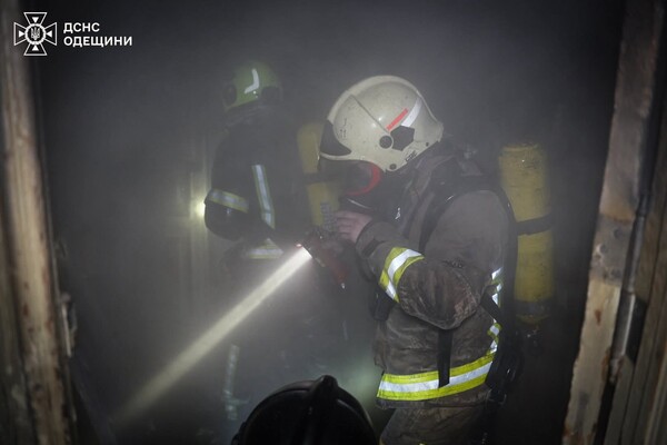 В центре Одессы горела квартира: пострадала женщина, среди спасенных ребенок фото 4