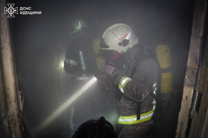 В центре Одессы горела квартира: пострадала женщина, среди спасенных ребенок фото 4