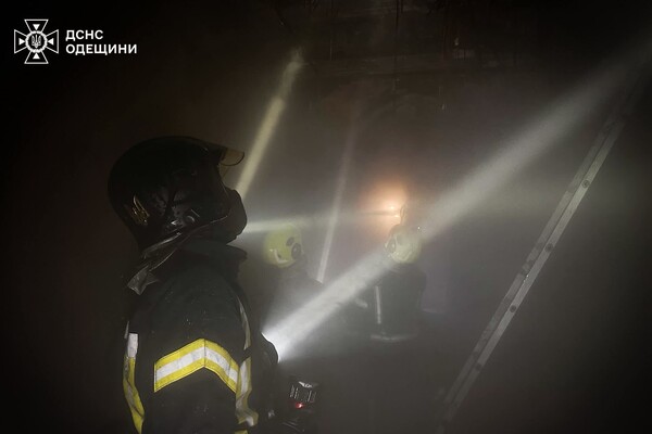 В центре Одессы горела квартира: пострадала женщина, среди спасенных ребенок фото 6