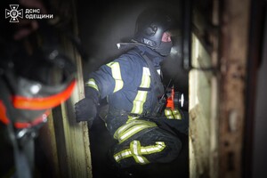 В центре Одессы горела квартира: пострадала женщина, среди спасенных ребенок фото 10