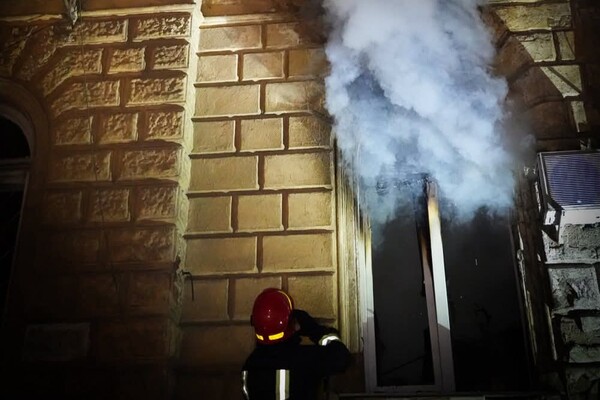 В центре Одессы горела квартира: пострадала женщина, среди спасенных ребенок фото 11