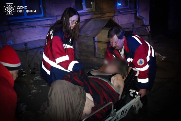 В центре Одессы горела квартира: пострадала женщина, среди спасенных ребенок фото 12