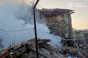 РФ ударила по житловому сектору на Одещині: є поранений і руйнування фото 1
