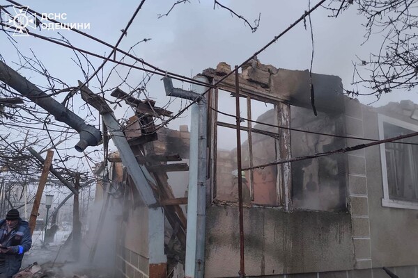 РФ ударила по житловому сектору на Одещині: є поранений і руйнування фото 15