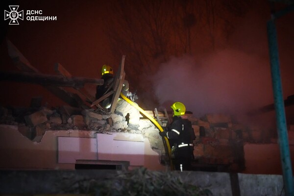 Нічний обстріл Одеси: зазнали пошкоджень будинки, травмувалися люди фото 1