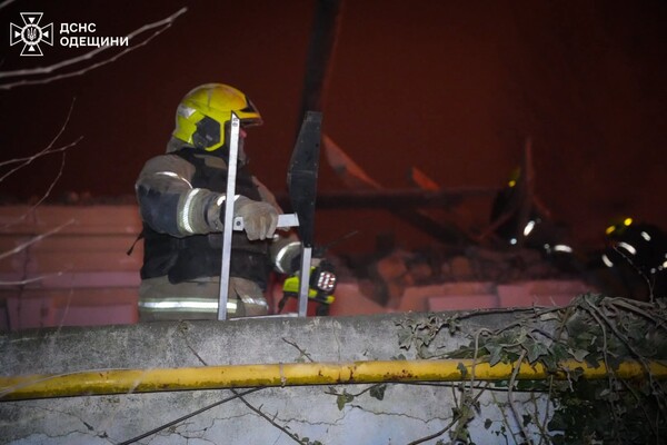 Нічний обстріл Одеси: зазнали пошкоджень будинки, травмувалися люди фото 9