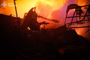 Нічний обстріл Одеси: зазнали пошкоджень будинки, травмувалися люди фото 10