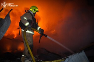 Нічний обстріл Одеси: зазнали пошкоджень будинки, травмувалися люди фото 11