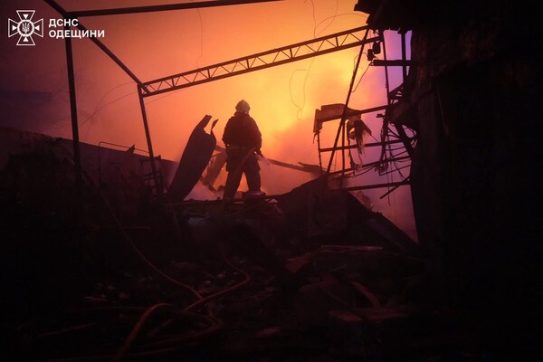 Нічний обстріл Одеси: зазнали пошкоджень будинки, травмувалися люди фото 12