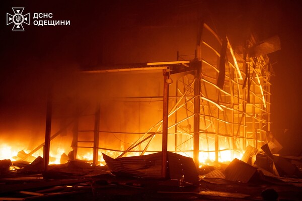 Загорівся промисловий об'єкт: наслідки нічної атаки БпЛА на Одесу фото 3