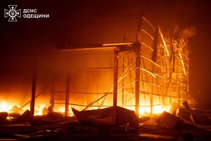 Загорівся промисловий об'єкт: наслідки нічної атаки БпЛА на Одесу фото 3