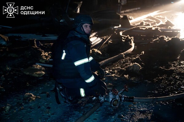 Загорівся промисловий об'єкт: наслідки нічної атаки БпЛА на Одесу фото 5