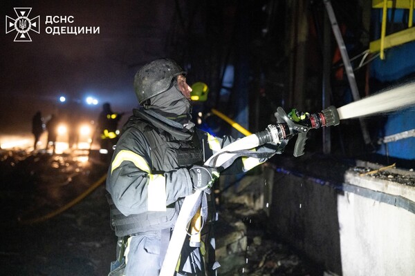 Загорівся промисловий об'єкт: наслідки нічної атаки БпЛА на Одесу фото 6