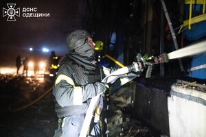 Загорівся промисловий об'єкт: наслідки нічної атаки БпЛА на Одесу фото 6