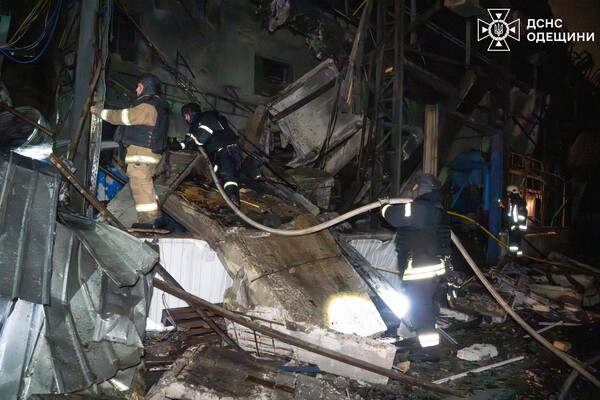 Загорівся промисловий об'єкт: наслідки нічної атаки БпЛА на Одесу фото 8