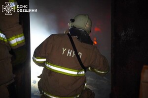 В Одесском районе горел склад: огонь охватил большую площадь фото