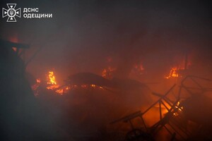 В Одесском районе горел склад: огонь охватил большую площадь фото 1