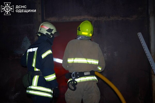 В Одесском районе горел склад: огонь охватил большую площадь фото 3