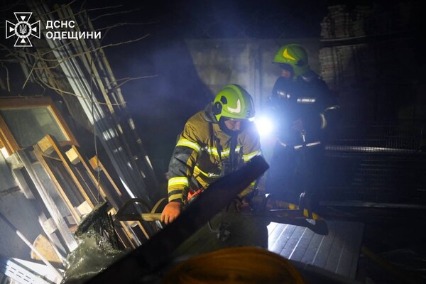 В Одесском районе горел склад: огонь охватил большую площадь фото 11