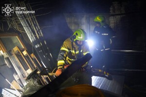 В Одесском районе горел склад: огонь охватил большую площадь фото 11