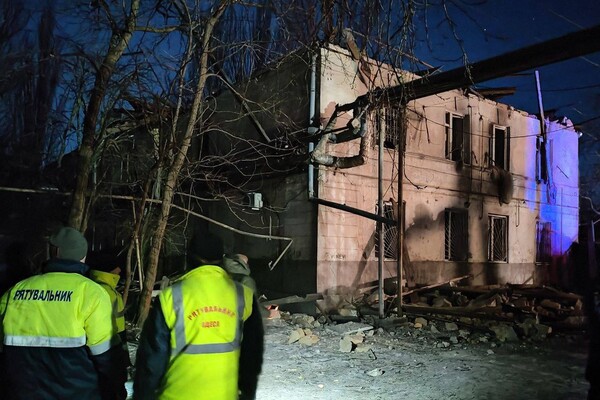 Ночные взрывы в Одессе: БпЛА попал в жилой дом (обновлено) фото 4