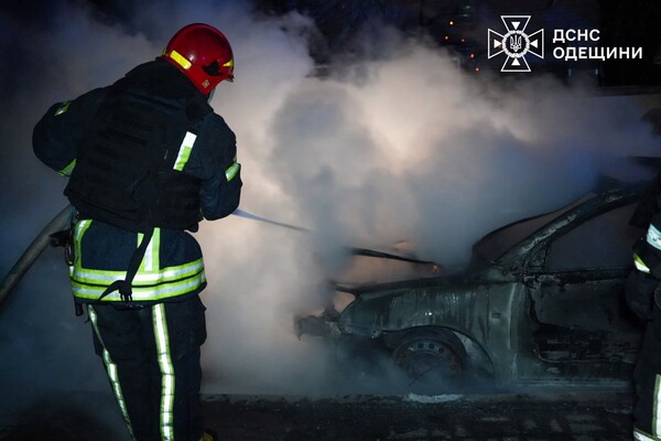 Масований дроновий обстріл Одеси: під ударом опинилися житлові будинки (оновлено) фото 3