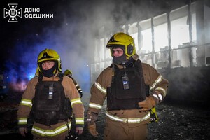 Масований дроновий обстріл Одеси: під ударом опинилися житлові будинки (оновлено) фото 4