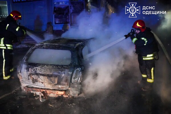 Масований дроновий обстріл Одеси: під ударом опинилися житлові будинки (оновлено) фото 5