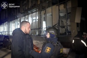 Масований дроновий обстріл Одеси: під ударом опинилися житлові будинки (оновлено) фото 9