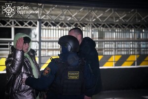 Масований дроновий обстріл Одеси: під ударом опинилися житлові будинки (оновлено) фото 14