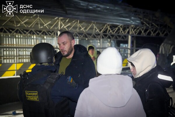 Масований дроновий обстріл Одеси: під ударом опинилися житлові будинки (оновлено) фото 15