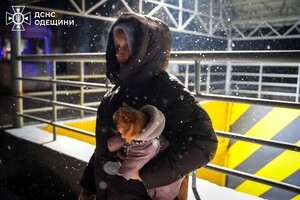 Масований дроновий обстріл Одеси: під ударом опинилися житлові будинки (оновлено) фото 17