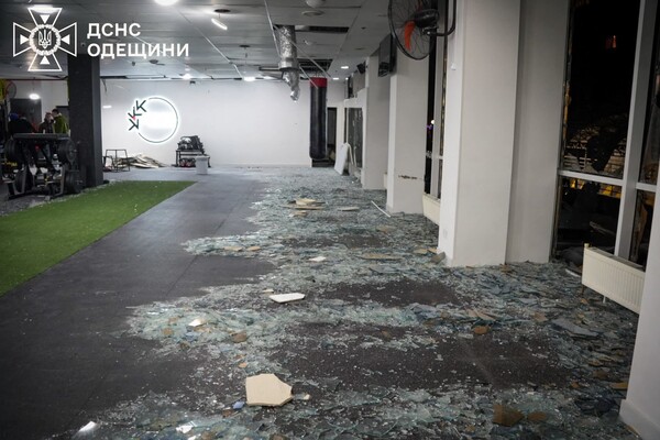 Масований дроновий обстріл Одеси: під ударом опинилися житлові будинки (оновлено) фото 20