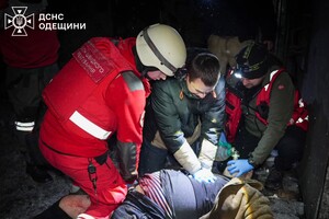 Масований дроновий обстріл Одеси: під ударом опинилися житлові будинки (оновлено) фото 21