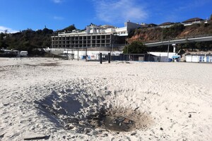 Загрязнение на пляже "Чайка" в Одессе: в море несколько месяцев стекали стоковые воды фото