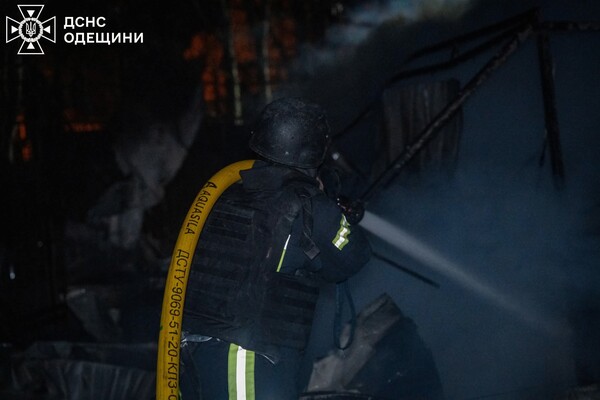 Одессу атаковали ударные БпЛА: под обстрелом оказался объект инфраструктуры, есть постраждавший (обновлено) фото 5