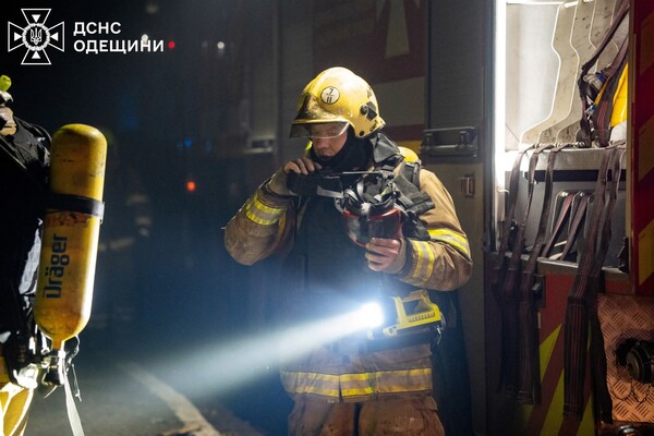 Одессу атаковали ударные БпЛА: под обстрелом оказался объект инфраструктуры, есть постраждавший (обновлено) фото 6