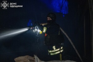 Одессу атаковали ударные БпЛА: под обстрелом оказался объект инфраструктуры, есть постраждавший (обновлено) фото 9