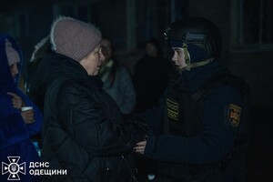 Одессу атаковали ударные БпЛА: под обстрелом оказался объект инфраструктуры, есть постраждавший (обновлено) фото 10