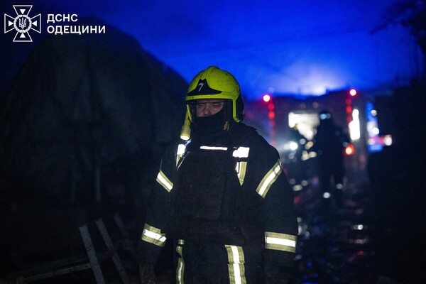 Одессу атаковали ударные БпЛА: под обстрелом оказался объект инфраструктуры, есть постраждавший (обновлено) фото 11