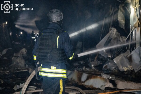 Одессу атаковали ударные БпЛА: под обстрелом оказался объект инфраструктуры, есть постраждавший (обновлено) фото 13