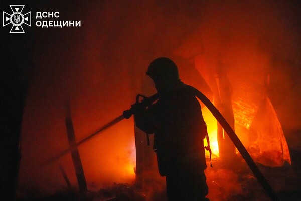 Одессу атаковали ударные БпЛА: под обстрелом оказался объект инфраструктуры, есть постраждавший (обновлено) фото 15