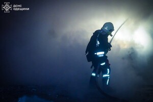 Вечірня атака БпЛА на Одесу: є влучання в житлову багатоповерхівку, постраждали люди (оновлено) фото