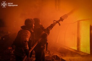 Вечірня атака БпЛА на Одесу: є влучання в житлову багатоповерхівку, постраждали люди (оновлено) фото 1