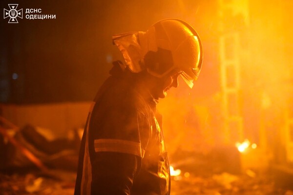 Вечірня атака БпЛА на Одесу: є влучання в житлову багатоповерхівку, постраждали люди (оновлено) фото 2