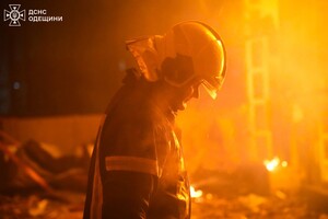 Вечірня атака БпЛА на Одесу: є влучання в житлову багатоповерхівку, постраждали люди (оновлено) фото 2