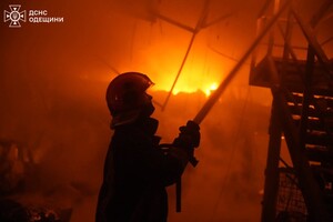 Вечірня атака БпЛА на Одесу: є влучання в житлову багатоповерхівку, постраждали люди (оновлено) фото 5