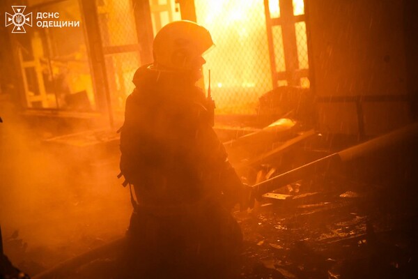 Вечірня атака БпЛА на Одесу: є влучання в житлову багатоповерхівку, постраждали люди (оновлено) фото 6