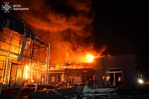 Вечірня атака БпЛА на Одесу: є влучання в житлову багатоповерхівку, постраждали люди (оновлено) фото 8