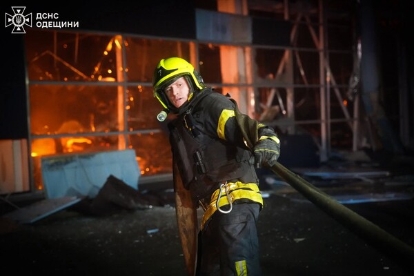 Вечірня атака БпЛА на Одесу: є влучання в житлову багатоповерхівку, постраждали люди (оновлено) фото 9